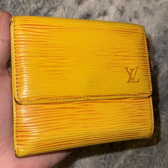 Men’s or Women’s Louis Vuitton Yellow with Royal Purple Laker colors inside.9/10 - Picture 15 of 16